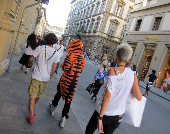 aanplakbiljet mot nachtmerrie JEREMY SCOTT ADIDAS TIGER HOODIE, VERSACE WOMEN'S MILITARY COAT & DESIGNER  LEATHER BOOTS, ITALY MODELING. | La Carmina Blog - Alternative Fashion,  Goth Travel, Subcultures