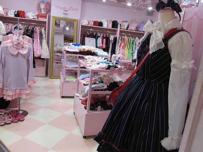 cute gothic lolita girls, harajuku clothes, gothic lolita clothing, shopping cute sweet loli, laforet harajuku, angelic pretty, putumayo, super lovers, gothic lolita bible scans, kawaii accessories, hair bows, cute necklaces, harajuku style, tokyo street fashion, japanese youth subcultures