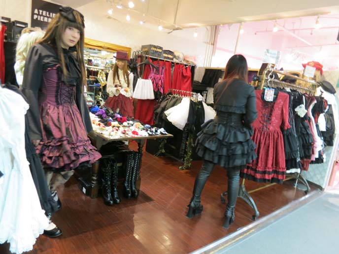 atelier pierrot, gothic lolita girls, japanese lolitas