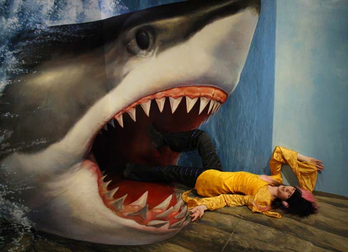 jaws painting, shark attack art, Odaiba Trick Art Museum