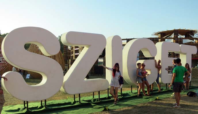 sziget sign, concertgoers