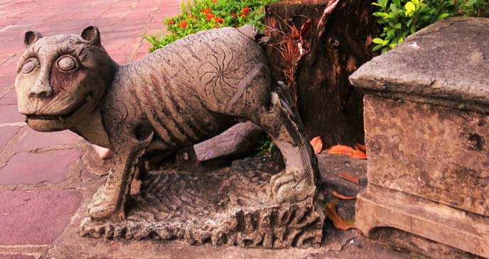 thai spirit animal statue, wat pho