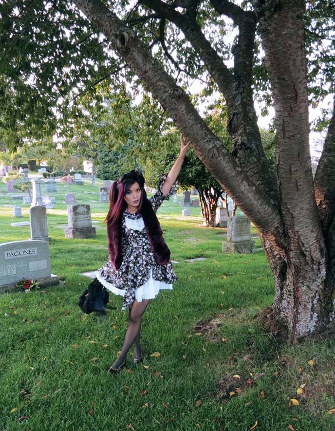 goth in cemetery, graveyard goths