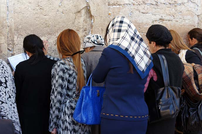 women pray at wailing wall