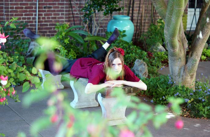 red kimono, buddhist gardening