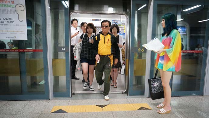 seoul subway doors, passengers