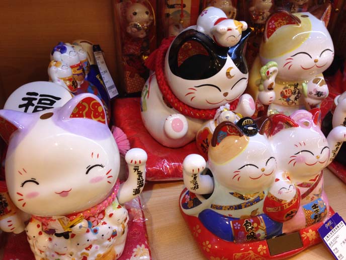 lucky waving cats china