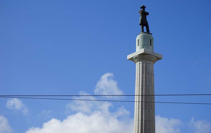 lee circle statue