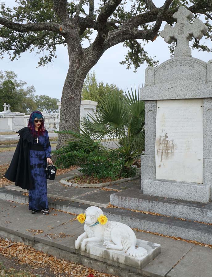 metairie cemetery dog statue