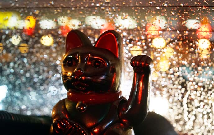 lucky waving cat gold statue