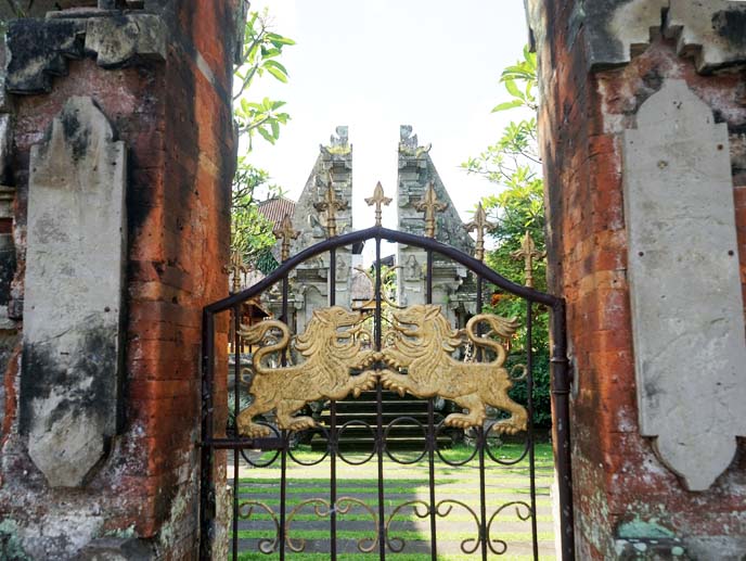 gold lion gate ubud