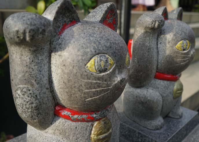 lucky cat statues asakusa