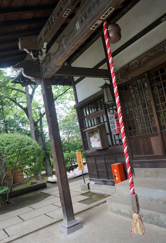 ringing bell gotokuji jinja