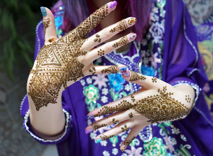 henna dye tattoo on hands