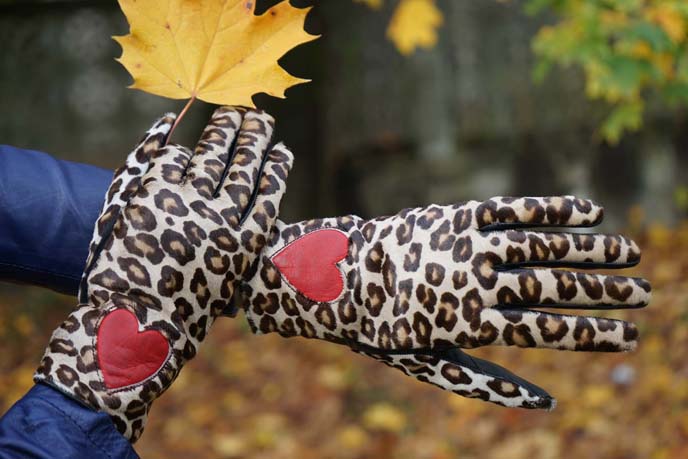 moshino leopard print heart gloves