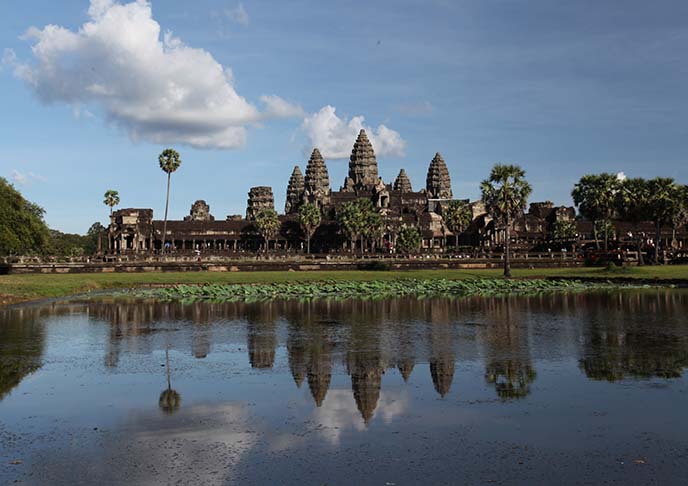 reflecting pond angkor temple