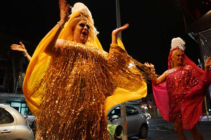 drag queens performing