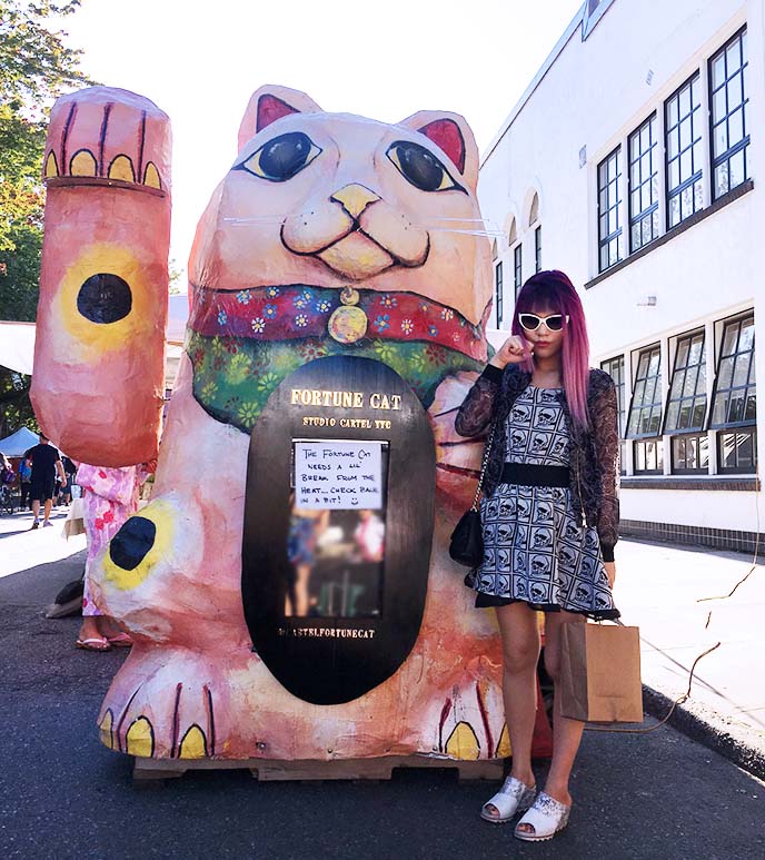 big maneki neko statue