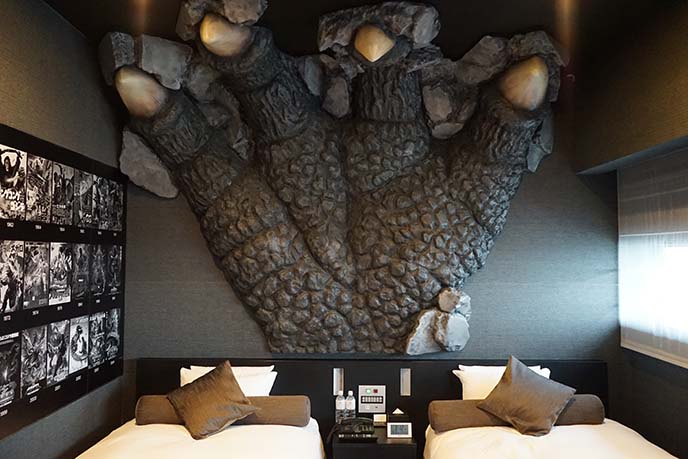 https://images.lacarmina.com/160925-godzilla-hotel-room-shinjuku-japan-gracery-2.jpg