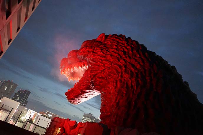 https://images.lacarmina.com/160925-gracery-shinjuku-godzilla-hotel-cafe-kabukicho-theme-hotels-8.jpg