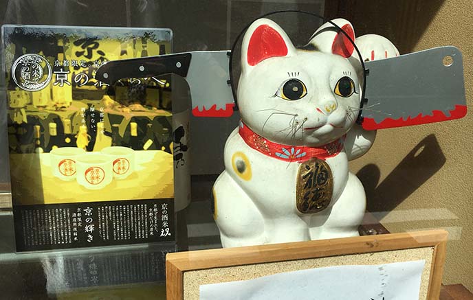 kyoto maneki neko cat statue