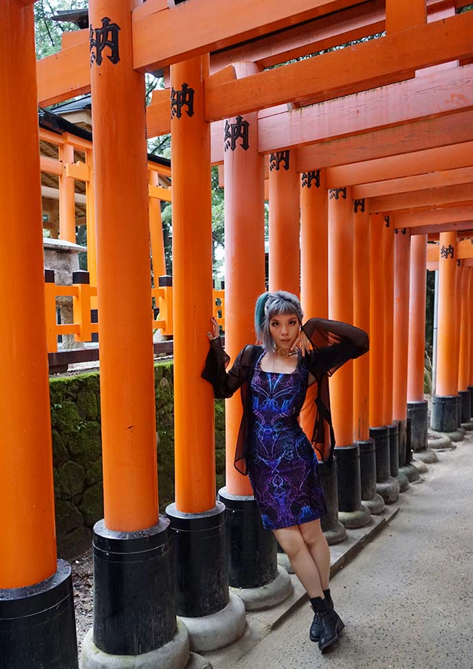 kyoto fushimi inari gates, fashion travel blogger girl