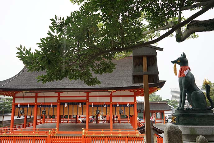 fushimi inari fox protector statues