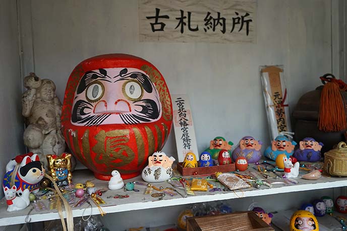 daruma shrine, kawaii altar