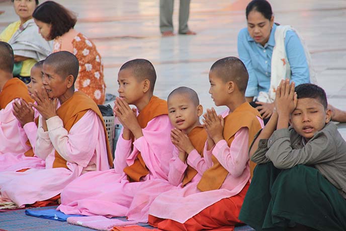 buddhist children praying