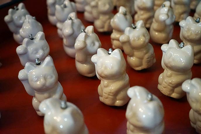 maneki neko statues