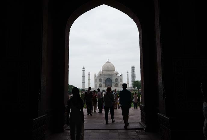 taj mahal entrance fee hours