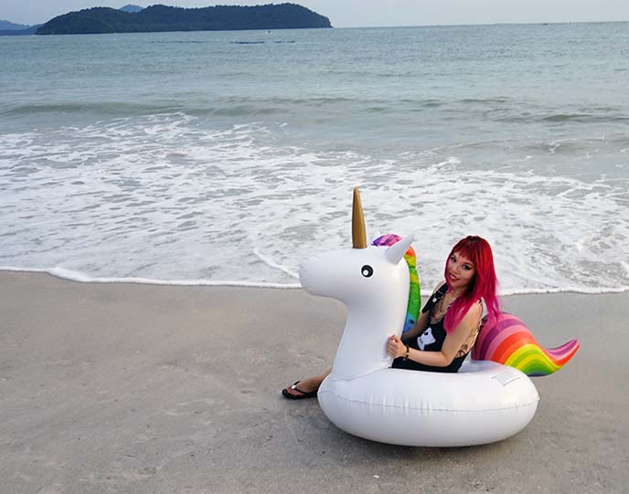 get floaty unicorn, fashion blogger