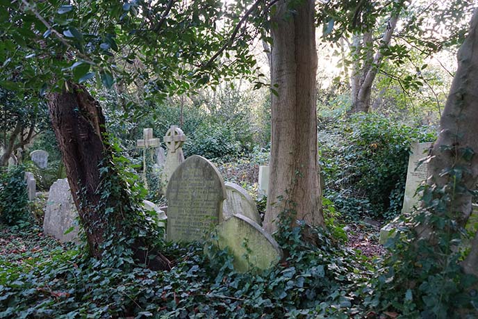 highgate cemetery tombstones