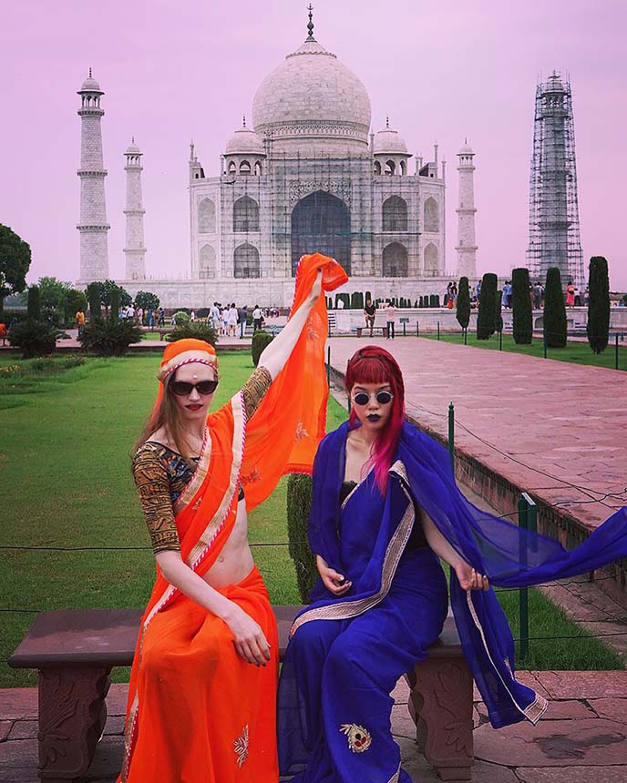 female travel bloggers taj mahal sari outfits