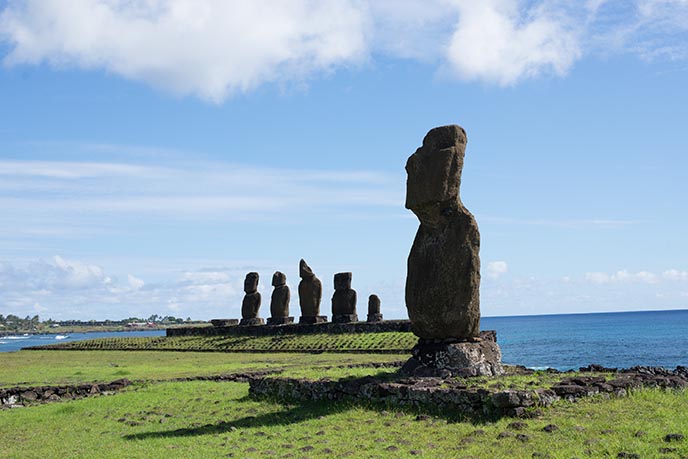 tahai easter island statues