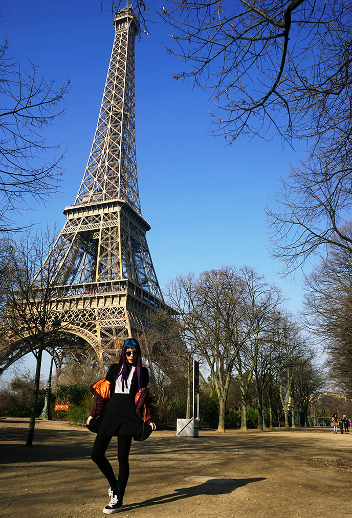 travel fashion blogger eiffel tower pose