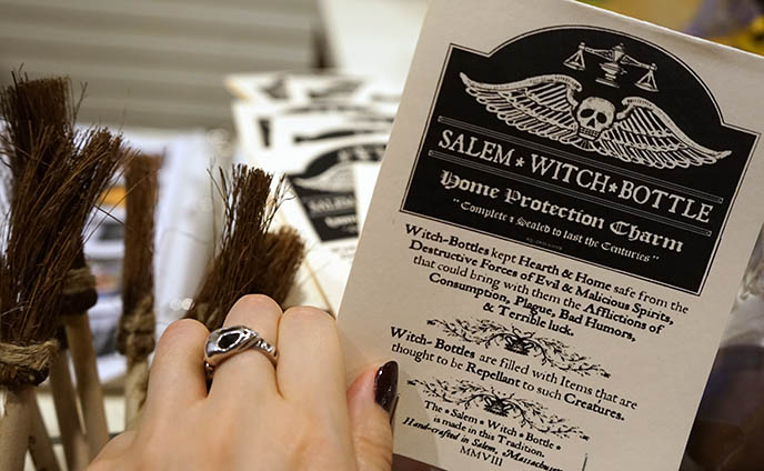 https://images.lacarmina.com/190923-salem-witch-museum-gift-shop-moi-meme-moitie-dress-goth-witches-fashion-5.jpg