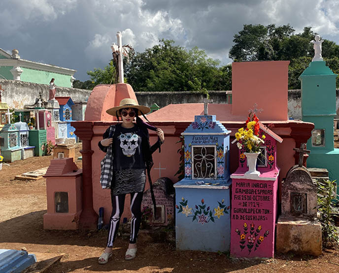 mexico Dia de Muertos graveyard rituals