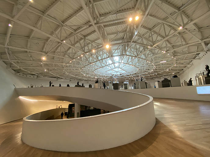 interior museo soumaya winding ramp