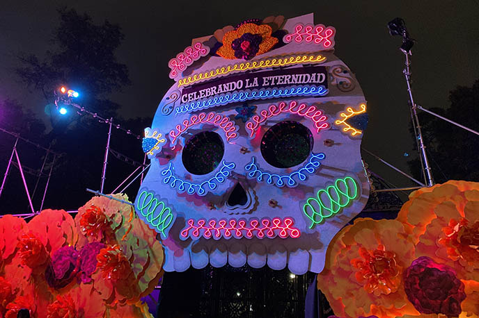 celebrando la eternidad chapultepec, big light up skull mexico city