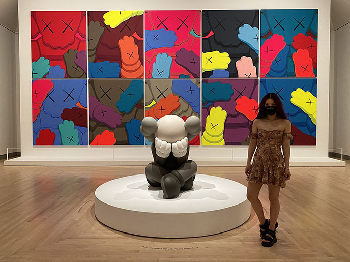 https://images.lacarmina.com/210723-kaws-statues-new-york-brooklyn-museum-what-party-2.jpg