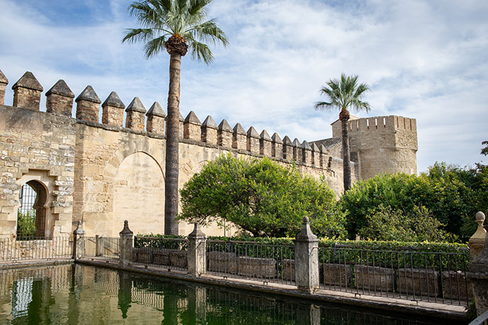 jardines del alcazar cordoba fortress walls 