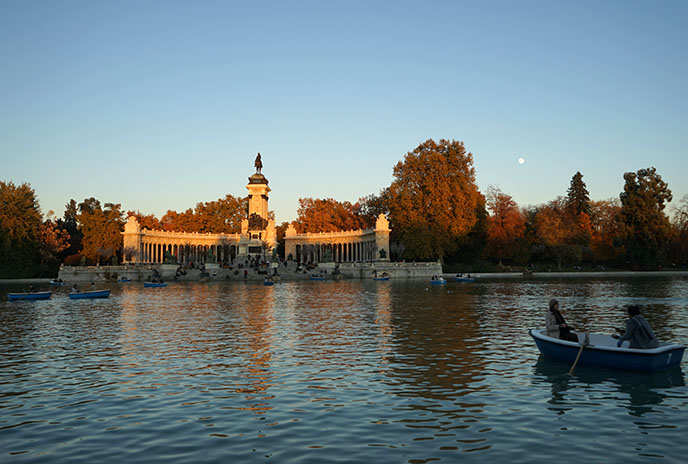 lake boats rental retiro park madrid spain