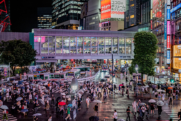 shibuya station busy pedestrians