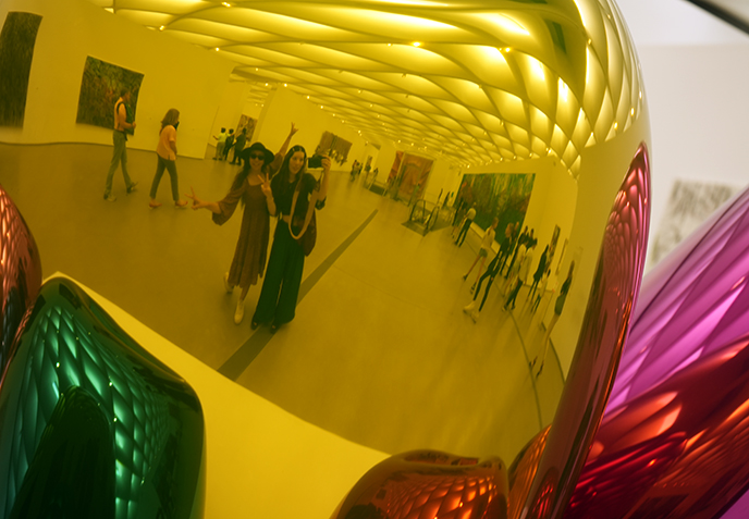 the broad museum reflection photo jeff koons balloons sculptures