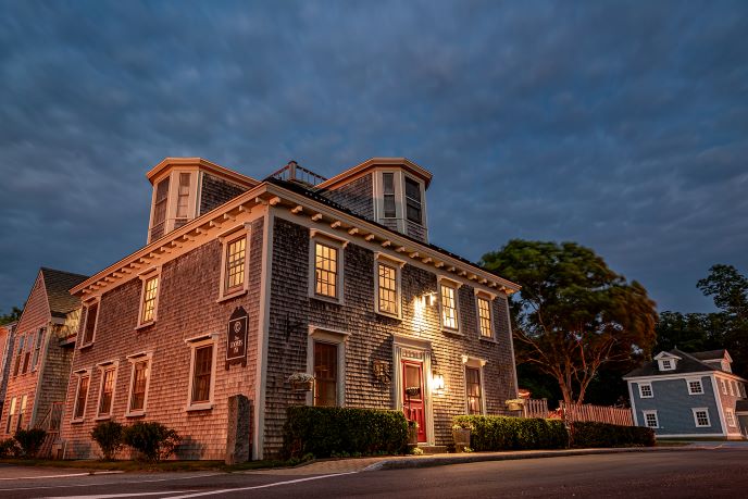 coopers inn night time hotel