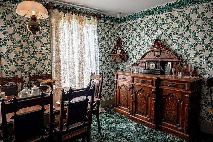 interior anne green gables house living room wallpaper 