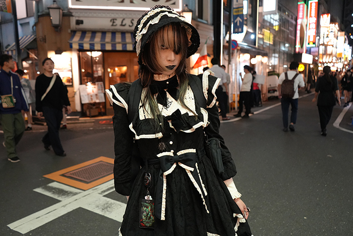 tokyo gothic girl dresses style makeup 