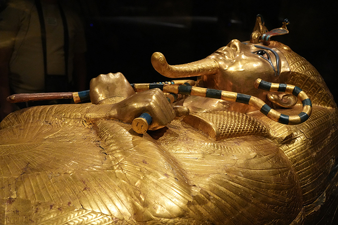 king tutankhamen gold sarcophagus mask tut museum