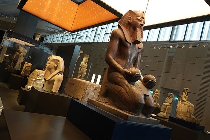 ancient egypt pharoahs statues